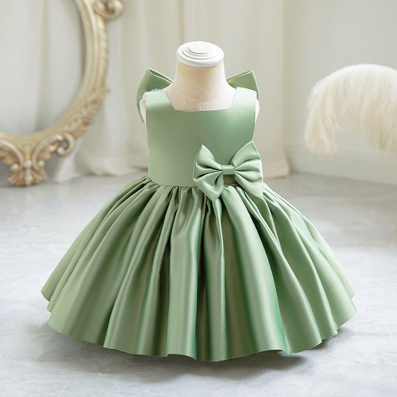 Girls birthday dress with Estelle Bow Dress for birthday portraits