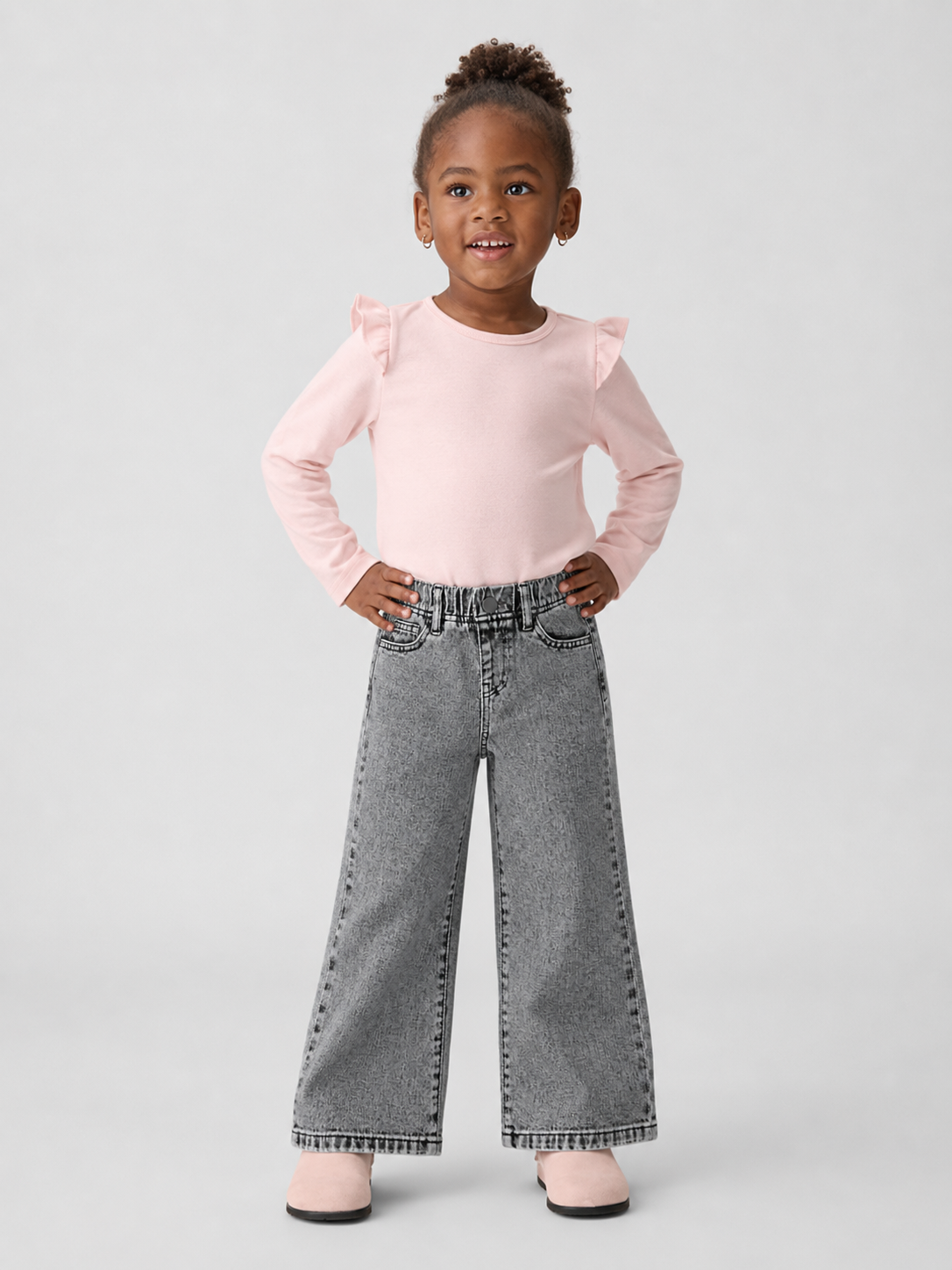Girl model wearing the washed black wide-leg denim jeans.